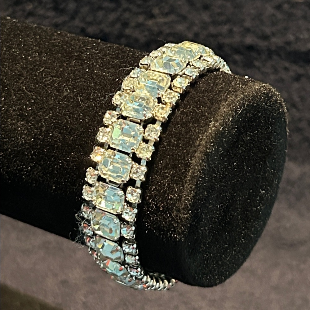 Bracelet. Clear Rhinestones in good condition